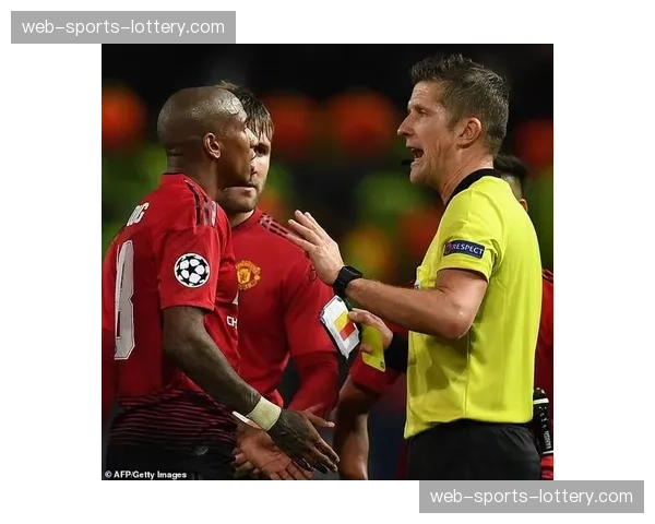 “专家观点:前裁判克拉滕伯格称,现行规则对压迫中“冲撞门将”的界定模糊” “专家观点:前裁判克拉滕伯格称,现行规则对压迫中“冲撞门将”的界定模糊”