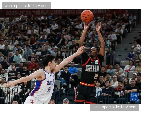 【2026年4月CBA联赛·赛中·现场花絮:深圳队替补席为一次成功“防反”振臂高呼,主帅邱彪竖大拇指 【2026年4月CBA联赛·赛中·现场花絮:深圳队替补席为一次成功“防反”振臂高呼,主帅邱彪竖大拇指