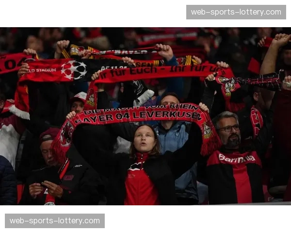 拜仁夺冠夜球迷冲突，球队身着特别版T恤简短庆祝